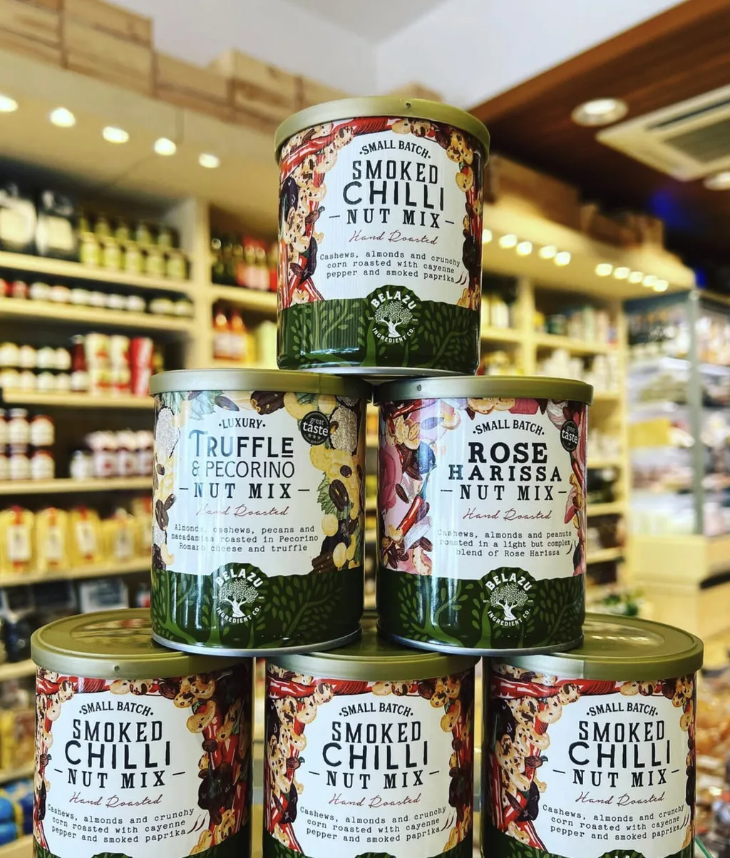 Piramide van blikken Belazu notenmix in de winkel van Gransjean